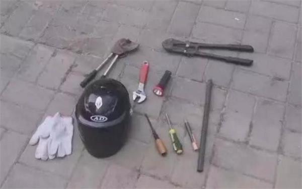 珠江51漫画快讯|男子偷51漫画卖了860元！48个信号灯都灭了